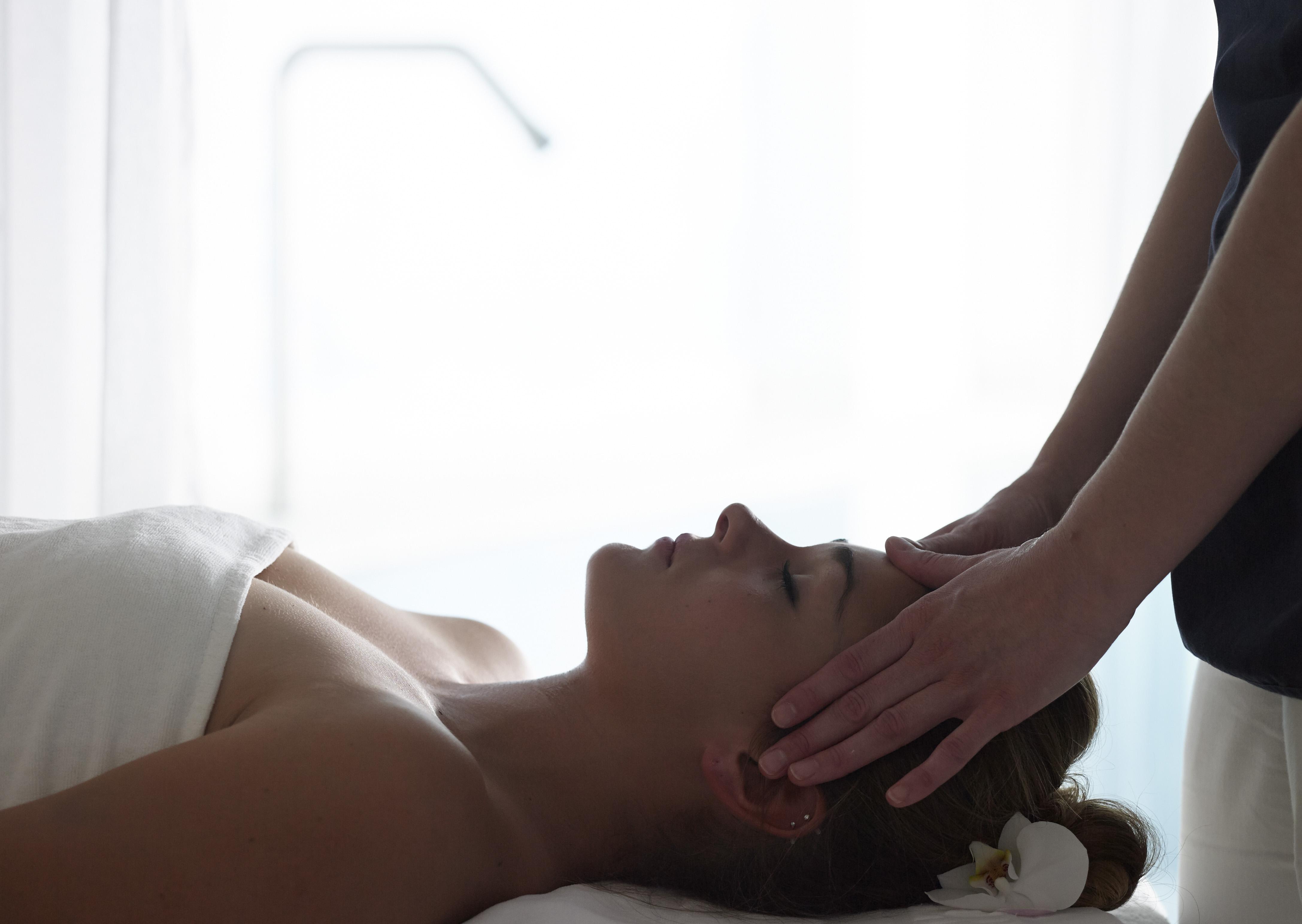 Grand Serai Congress And Spa Ioannina Extérieur photo A woman receiving a head massage