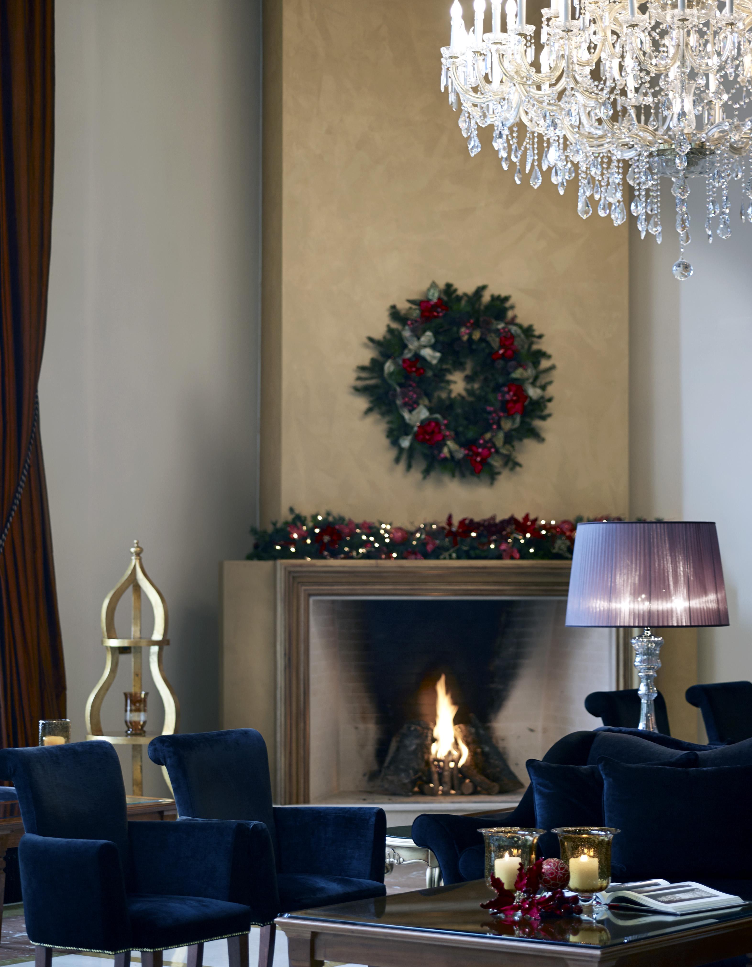 Grand Serai Congress And Spa Ioannina Extérieur photo A fireplace decorated for Christmas
