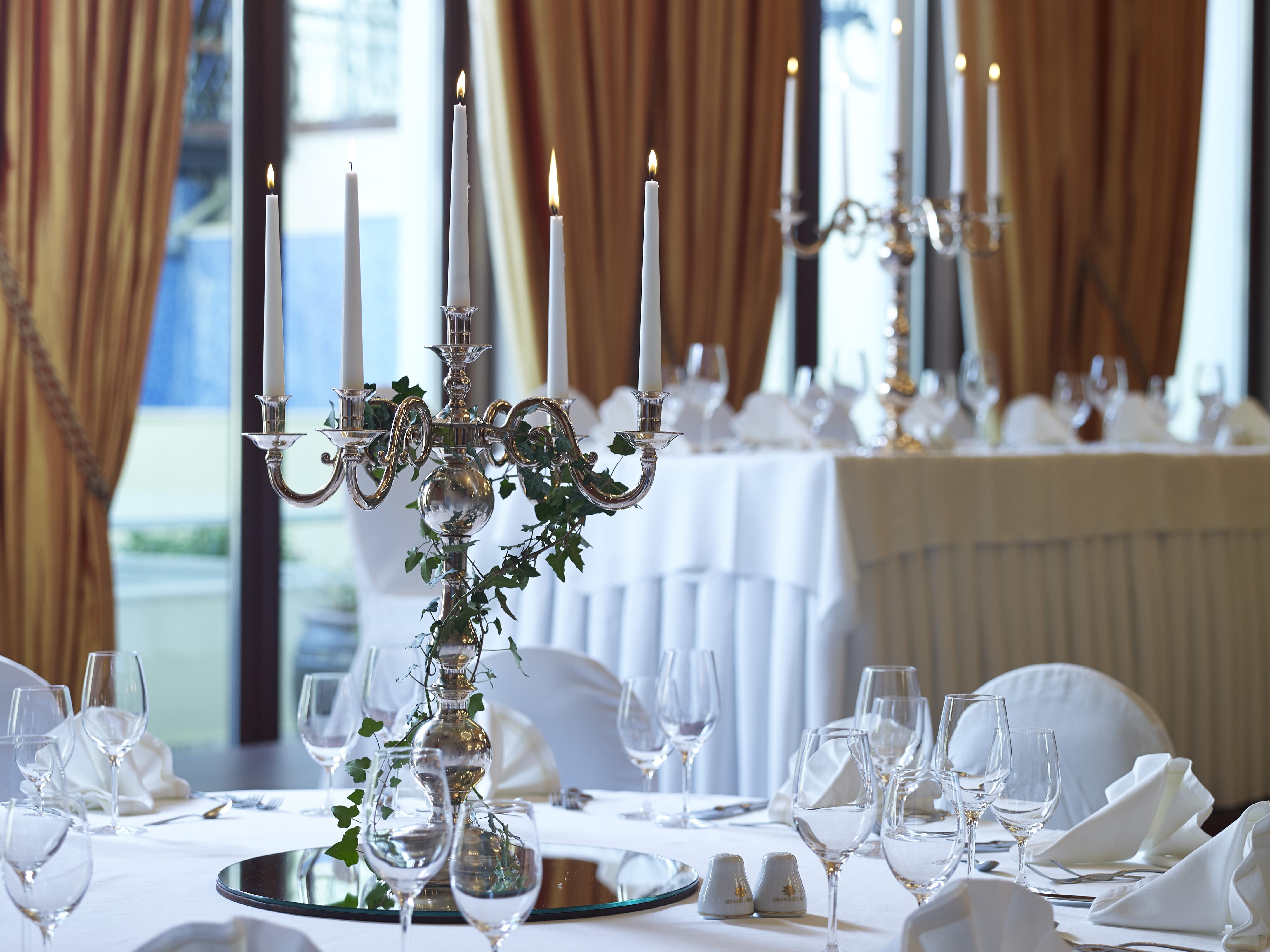 Grand Serai Congress And Spa Ioannina Extérieur photo A candelabra on a table