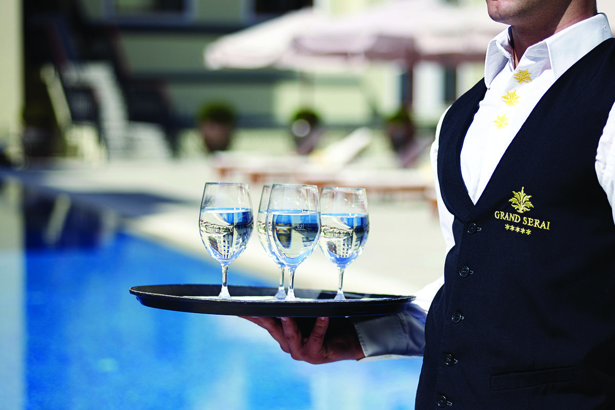 Grand Serai Congress And Spa Ioannina Extérieur photo A butler at Grand Serai