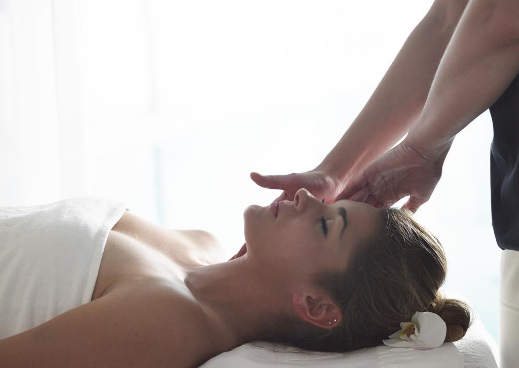 Grand Serai Congress And Spa Ioannina Extérieur photo A woman receiving a head massage